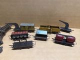 beaucoup de petits trains jouets posés ensemble sur la table