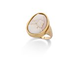 une bague en or avec une pierre blanche au centre