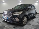 Une Ford Escape noire est garée sur un sol à damier