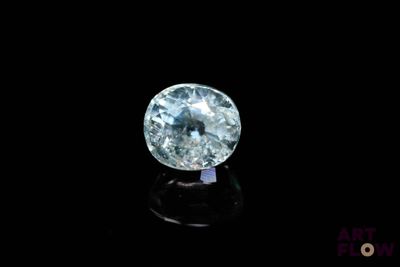 gros plan d'un diamant bleu sur une surface noire