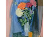 tableau représentant des fleurs dans un vase posé sur une table à côté d'un rideau bleu