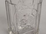 un verre sur lequel est représenté un homme