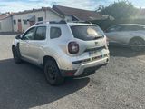 une voiture argentée garée sur un parking à côté d'une voiture blanche