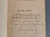 un gros plan sur un livre sur lequel est posée une lettre manuscrite