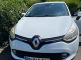 l'avant d'une voiture blanche garée sur un parking