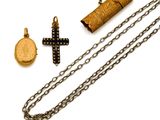 plusieurs bijoux, dont une croix, un pendentif et une chaîne