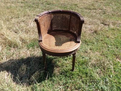 une chaise posée au milieu d'un champ d'herbe