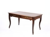 l'image d'une table en bois surmontée de deux tiroirs