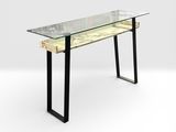 une table en verre avec des pieds en métal et un plateau en verre