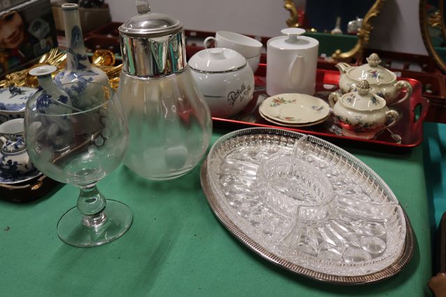 Service à hors d’œuvre en verre et métal argenté, rafraîchissoir,...
