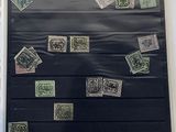 il y a beaucoup de timbres sur le mur de cette pièce