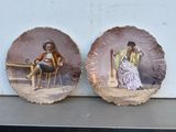 deux assiettes sur lesquelles figurent des photos de personnes