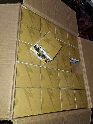 une boîte en carton sur laquelle figure l'image d'une personne