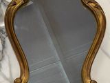 un gros plan d'un miroir posé sur un plan de travail en marbre