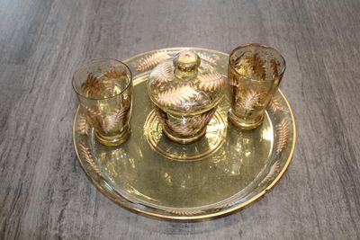 Service en verre ambré et dorure, incomplet comprenant un pl…