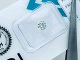 une paire de ciseaux posée sur une feuille de papier