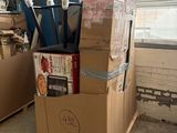 une boîte en carton contenant tout un tas de couteaux