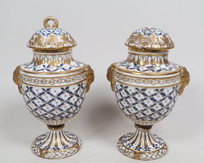 deux vases bleus et blancs posés sur une table blanche