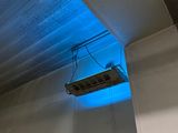 une lumière bleue au plafond d'un immeuble