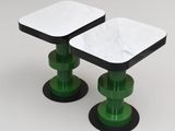 paire de tables d'appoint vertes et blanches avec des plateaux en marbre