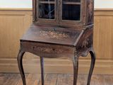 un petit bureau en bois surmonté d'une porte vitrée