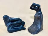 paire de figurines en céramique bleues représentant un chat et un chien