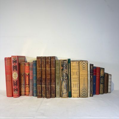 de nombreux livres alignés sur une table blanche