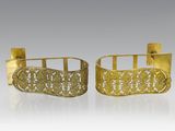 une paire de bracelets manchette en or au motif en filigrane