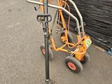 un petit vélo orange garé dans la rue