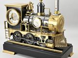 une maquette de train noire et dorée exposée