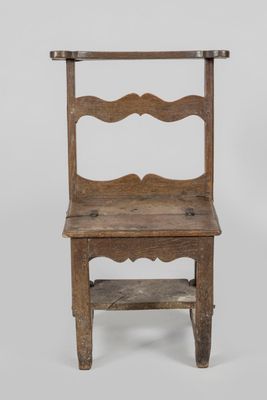une vieille chaise en bois avec une assise en bois et une étagère au dos