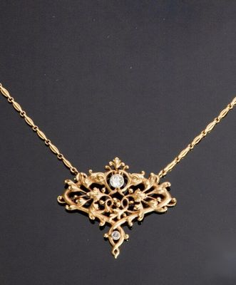 gros plan d'un collier sur un mannequin mannequin mannequin mannequin mannequin mannequin mannequin mannequin mannequin