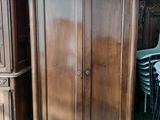 une armoire en bois surmontée d'une horloge