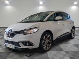 la voiture blanche est garée sur un sol en damier dans le garage