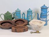 de nombreux types de théières, disposées sur la table