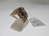 gros plan d'une bague sur une surface blanche avec une étiquette de prix