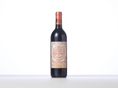 une bouteille de vin rouge posée sur une table
