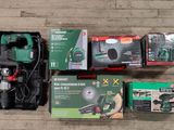 une boîte d'outils électriques posée par terre à côté d'une boîte à outils