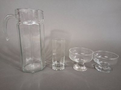 trois verres et un pichet posés sur une table