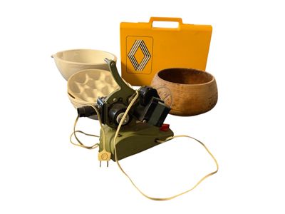 Lot comprenant : - Une petite valise en plastique, jaune REN…
