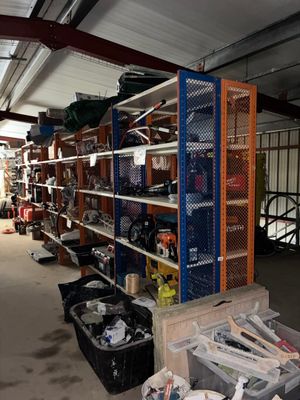 une pièce remplie de nombreux objets différents