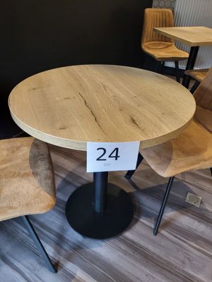 deux chaises et une table dans une pièce sur laquelle est accrochée une pancarte