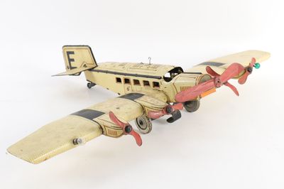 un avion jouet posé sur une surface blanche