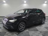 la voiture noire est garée sur un sol en damier dans le garage