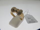 une image représentant une bague en or sertie de diamants noirs sur un fond blanc