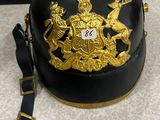 un casque noir et doré orné d'un emblème doré