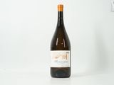 une bouteille de vin posée sur une table