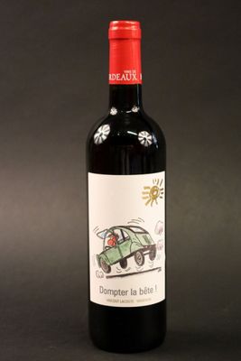 une bouteille de vin rouge sur laquelle figure l'image d'une voiture
