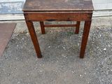 une petite table en bois sur laquelle se trouve un petit tiroir