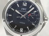 gros plan d'une montre sur une surface blanche